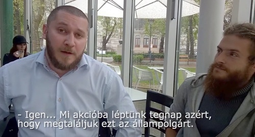 Чеченец Магомед (слева) и венгерский активист, бросивший контейнеры с краской в памятник. Скриншот Youtube.com/watch?v=BnhEcWiQNbM