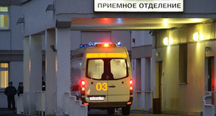 Автомобиль скорой помощи в приемном отделении больницы. Фото http://bloknot-volgograd.ru/news/29-letnego-rabochego-ubilo-derevom-pri-razbore-ava-837557?sphrase_id=254213 Автомобиль скорой помощи в приемном отделении больницы. Фото http://bloknot-volgograd.ru/news/29-letnego-rabochego-ubilo-derevom-pri-razbore-ava-837557?sphrase_id=254213