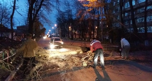 Устранение последствий урагана на улице Тельмана. Владикавказ, 23 апреля 2017 г. Фото пресс-службы мэрии Владикавказа