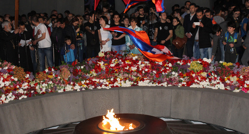 Жители Армении несут цветы к Мемориальному комплексу в Ереване. Фото Тиграна Петросяна