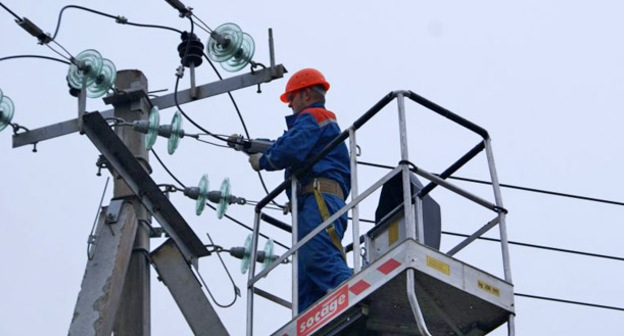 Аварийные работы на линии электропередачи. Фото www.riadagestan.ru