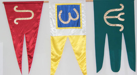 Флаги с родовыми знаками, предоставленные из частных коллекций на выставке "Адыгэ нып". 25 апреля 2017 г. Фото Людмилы Маратовой для "Кавказского узла"