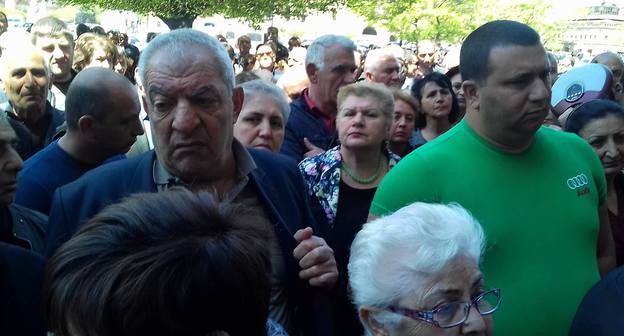 участники акции протеста в Ереване 25.04.2017. Фото http://hraparak.am/?p=144642&l=am/arevtrakaneri+mi+qanisy+bardzracan+karavarutkan+shenq+foto+video
