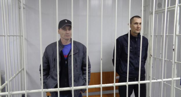 Слева подсудимый Владимир Корбаков. Справа Арсен Мнацаканян. Фото Светланы Кравченко для "Кавказского узла"
