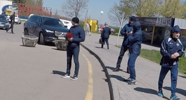 Фотография, опубликованная Ильей Варламовым, на которой, по его словам изображены участники нападения. 26 апреля Илья Варламов подвергся нападению неизвестных после его прилета в Ставрополь. Фото http://varlamov.ru/2347531.html