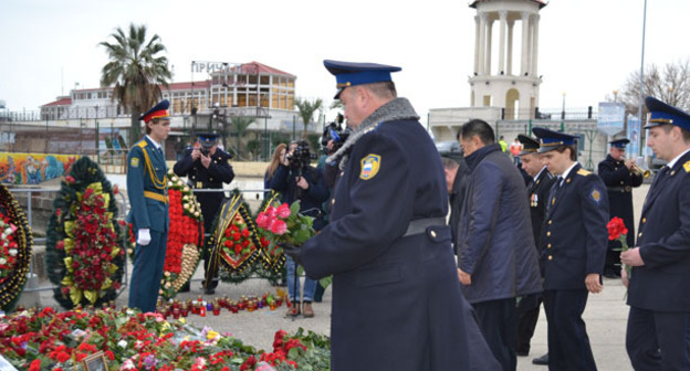 Возложение цветов во время траурного митинга в память жертв авиакатастрофы Ту-154. Сочи, 27 декабря 2016 г. Фото Светланы Кравченко для "Кавказского узла"