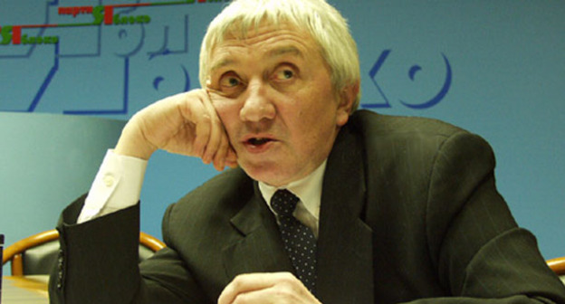 Юрий Щекочихин на встрече со студентами учебного центра "Яблока". 14 февраля 2002 г. Фото: Сергей Локтионов http://www.yabloko.ru