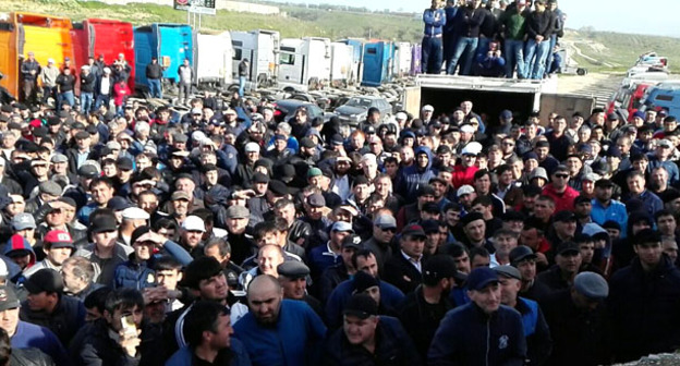 Встреча протестующих дальнобойщиков против системы "Платон" с представителями власти. Манас, 28 апреля 2017 г. Фото Ильяса Капиева для "Кавказского узла"