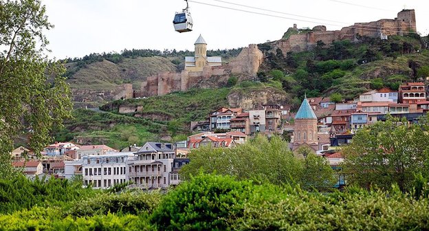 Центр Тбилиси. Фото © Sputnik/ Alexander Imedashvili
 https://sputnik-georgia.ru/society/20170429/235791111/Proezd-na-kanatke-do-kreposti-Narikala-v-Tbilisi-mozhet-podorozhat.html