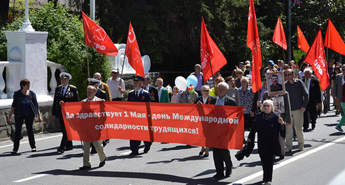 Коммунисты на праздничной демонстрации в Сочи 1.05.217. Фото Светланы Кравченко