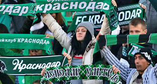 Фанаты футбольного клуба "Краснодар". Фото http://bloknot-krasnodar.ru/ Фанаты футбольного клуба "Краснодар". Фото http://bloknot-krasnodar.ru/