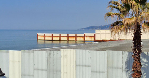 От забора резиденции "Ривьера" устанолен второй забор на пляже. Сочи. Фото Светланы Кравченко для "Кавказского узла"