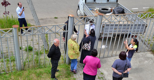 Общественность вмешалась в попытку выселить семью. Сочи, 3 мая 2017 г. Фото Светланы Кравченко для "Кавказского узла"