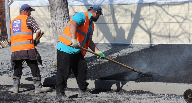 Рабочие во Владикавказе во время оборудования линевки. Фото: http://www.vladikavkaz-osetia.ru/news/index.php?news=34197&sphrase_id=244