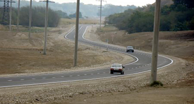 Дорога в окрестностях Гудермеса. Фото http://www.minavtodorchr.ru/top-news/104-ostalis-schitannye-dni-do-otkrytiya-dorogi-gudermes-vinogradnoe-v-chechne