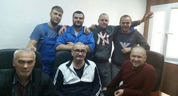 Команда сухогруза "Мерле" Фото http://www.rostov.kp.ru/share/i/12/10050330/inx960x640.jpg