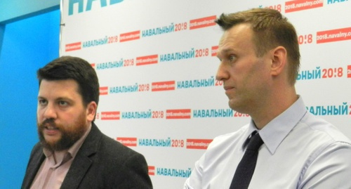 Леонид Волков (справа) и Алексей Навальный на открытии волгоградского штаба. Фото Татьяны Филимоновой для "Кавказского узла"