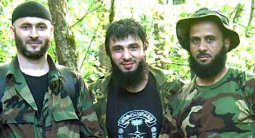 Слева на право: Абдул-Халим Садулаев, Раппани Халилов, и Абу Хафс Аль-Урдани в лесах Кавказа. Фото https://en.wikipedia.org/wiki/Rappani_Khalilov