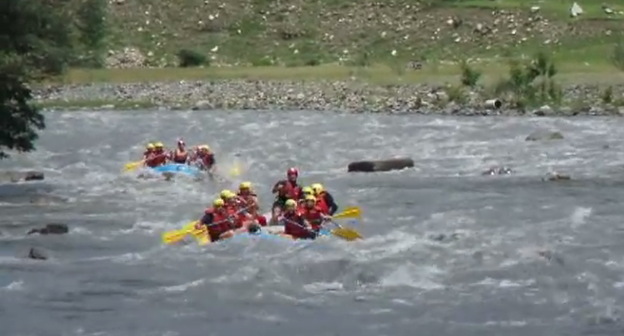 Рафтинг в Грузии Фото  © iliko2010
 https://sputnik-georgia.ru/incidents/20170508/235901320/Sportsmen-jekstremal-iz-Rossii-pogib-na-reke-v-Gruzii.html