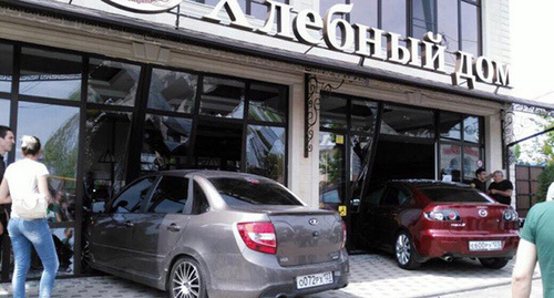 Легковые машины после ДТП на улице Лабинска врезались в витрину хлебного магазина vk.com/labinskpromo