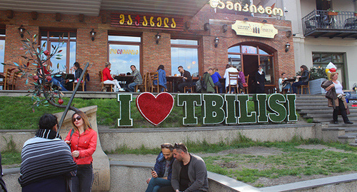 Туристы на улице Тбилиси. Фото Инны Кукуджановой для "Кавказского узла"