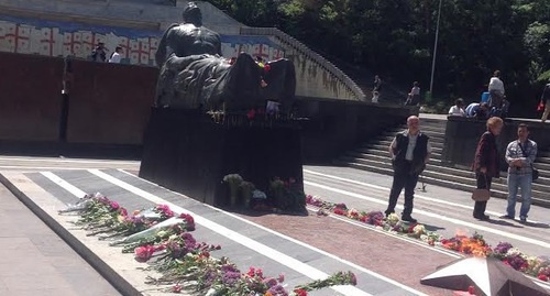 Жители Тбилиси возложили цветы к могиле Неизвестного солдата. Тбилиси, 9 мая 2017 года. Фото Галины Готуа для "Кавказского узла".