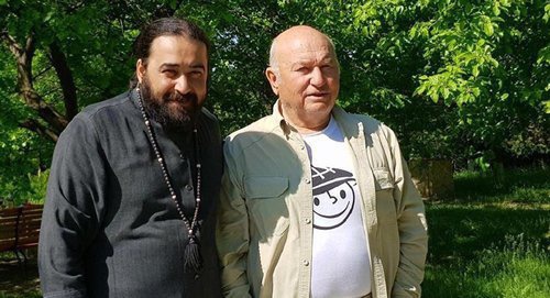 Схиархимандрит Серафим (Бит-Хариби) и Юрий Лужков (справа) Фото  FB / Andro Tbiliseli