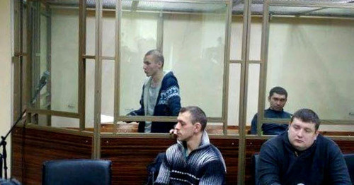 Артур Панов (на заднем плане слева) в зале суда. Фото http://www.1rnd.ru/