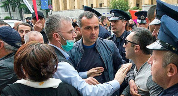 Полиция разгоняет участников акции обманутых дольщиков. Тбилиси, 10 мая 2017 г. Фото: Sputnik/Alexander Imedashvili