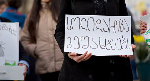 Плакат с надписью "Солидарность шахтерам" на молодежной акции в Тбилиси в феврале 2016 года. Фото Александр Имедашвили https://m.sputnik-georgia.ru/photo/20160228/230388832.html