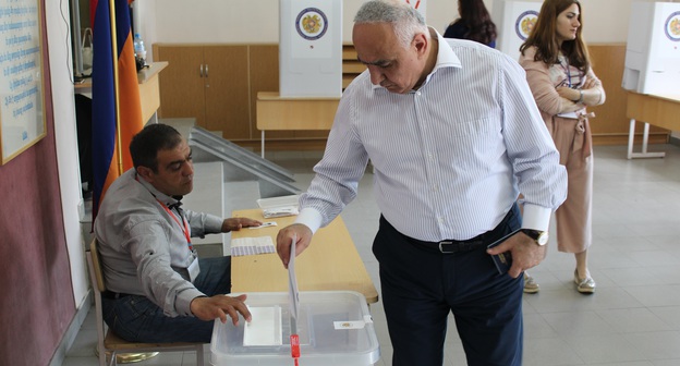 Голосование на одном из избирательных участков. Ереван, 14 мая 2017. Фото Тиграна Петросяна для "Кавказского узла"