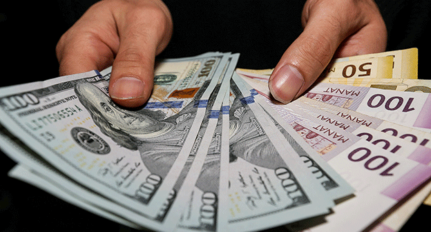 Купюры США и Азербайджана. Фото Азиза Каримова для "Кавказского узла"