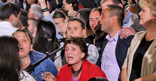 Сторонники правящей партии и оппозиции  в Большом концертном зале в Тбилиси. 15 мая 2017 г. Фото Инны Кукуджановой для "Кавказского узла"