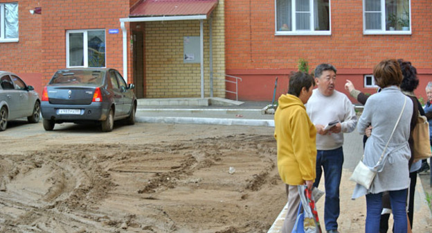 Жильцы подтопленного дома №15 в 10-м микрорайоне Элисты. 15 мая 2017 г. Фото Аслана Николаева для "Кавказского узла"