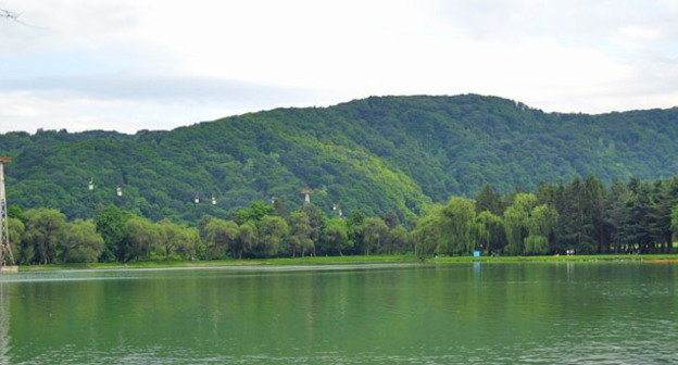 Вид на озеро Курортное. КБР. Фото: Aslan595 https://ru.wikipedia.org/ 