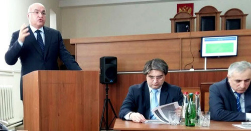 Выступление председателя Верховного суда Дагестана Руслана Мирзаева (слева). Фото www.riadagestan.ru