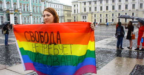 Участница акции ЛГБТ-активистов. Санкт-Петербург, июль 2016 г. Фото: RFE/RL