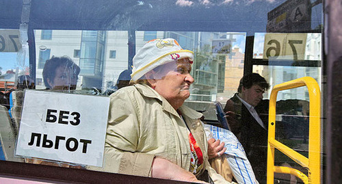 Пенсионерка в общественном транспорте в Сочи Фото: progorodsamara.ru