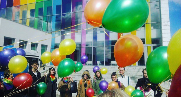 Радужный флешмоб, посвящённый 17 мая - Международному дню борьбы с гомофобией, бифобией и трансфобией Фото: группа «Российская ЛГБТ-сеть» ВКонтакте https://vk.com/lgbtrussia?z=photo-497578_456239938%2Falbum-497578_00%2Frev