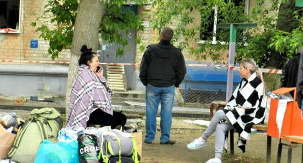 Жители разрушенного дома сидят на лавочках и следят за сбором вещей. Волгоград, 18 мая 2017 г. Фото Татьяны Филимоновой для "Кавказского узла"