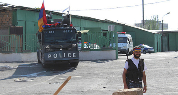 На территории, прилегающей к захваченному зданию полка полиции в Ереване. Фото Тиграна Петросяна для "Кавказского узла".