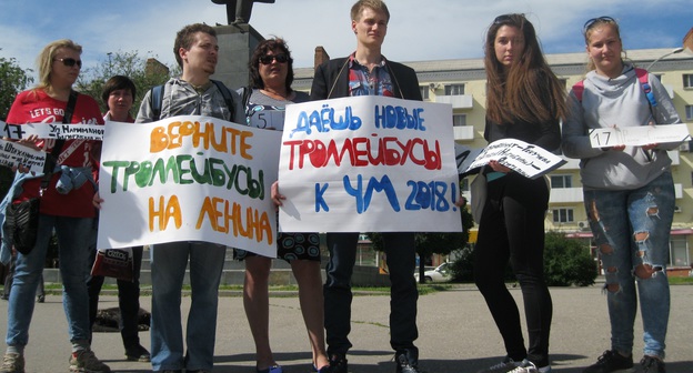 Участники пикета в поддержку закупки троллейбусов в Ростове-на-Дону, 21 мая 2017. Фото Константина Волгина для "Кавказского узла"