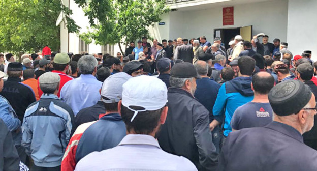 Жители села Губден собрались на сход. 23 мая 2017 г. Фото Ильяса Капиева для "Кавказского узла"