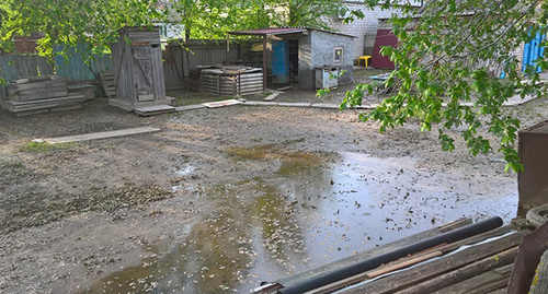 В некоторых дворах на улице Кирова через неделю после подтопления стоит вода. Фото Бадмы Бюрчиева для "Кавказского узла" 