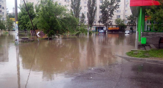 Подтопленный двор. Фото http://bloknot-stavropol.ru/news/politsiya-i-spasateli-evakuiruyut-postradavshikh-o