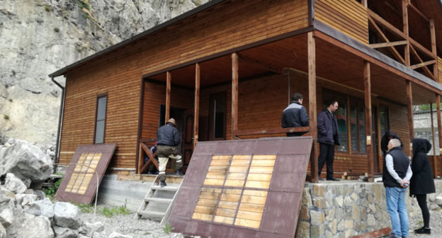 Судебные приставы начали разбирать незаконную постройку возле Дзивгисской крепости в Северной Осетии. 25 мая 2017 г. Фото Эммы Марзоевой для "Кавказского узла"