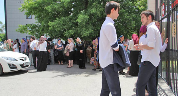 Выпускники школы возле пункта сдачи ЕГЭ. Грозный. Фото Магомеда Магомедова для "Кавказского узла"