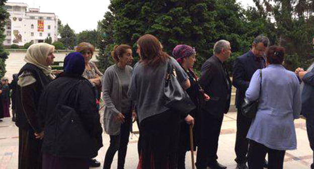 Недовольные переселением жители Махачкалы вышли на центральную площадь города. 23 мая 2017 г. Фото http://riaderbent.ru/