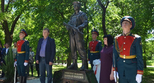Памятник Александру Позыничу в Новочеркасске, 26 мая 2017 г. Фото: novochgrad.ru/news/20601-vladimir-kirgincev-aleksandr-pozynich-primer-dlya-nashego-podrastayuschego-pokoleniya.html Памятник Александру Позыничу в Новочеркасске, 26 мая 2017 г. Фото: novochgrad.ru/news/20601-vladimir-kirgincev-aleksandr-pozynich-primer-dlya-nashego-podrastayuschego-pokoleniya.html