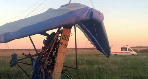 На месте крушения Фото http://bloknot-volgograd.ru/news/pogibshiy-v-volgograde-pilot-deltaplana-letal-ne-v-849117